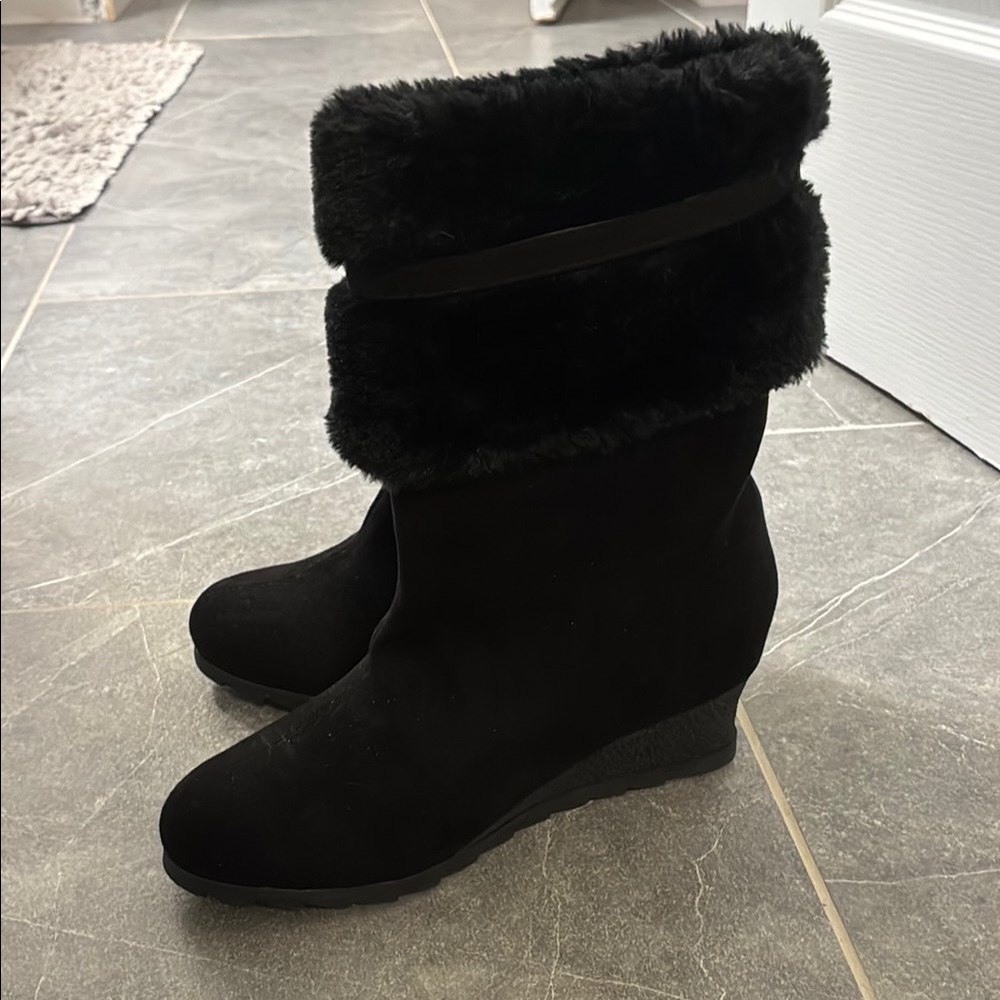 Elegant Black Fur-Trimmed Women's Boots